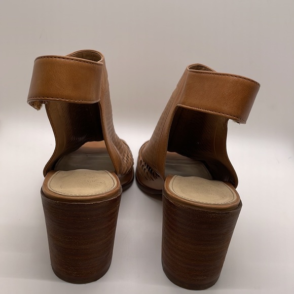 Vince Camuto tan leather heels Sz 9 - Picture 4 of 11